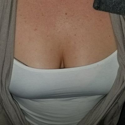 Couple that enjoys sharing photos and videos. All pictures are us. Hubby does most of the chatting but Juicy loves attention and comments. Juicy signs with 🍑