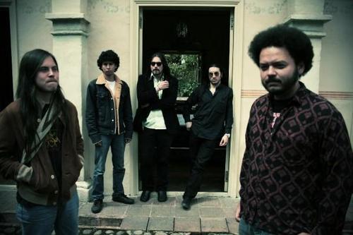 Smoking Underdog, conformada por Camilo Restrepo (Voz lider/ Guitarra), Jorge Licero (Bajo), Sebastian Cruz (Bateria), Iván “Ultraman” Zambrano (Saxofon) y Leon