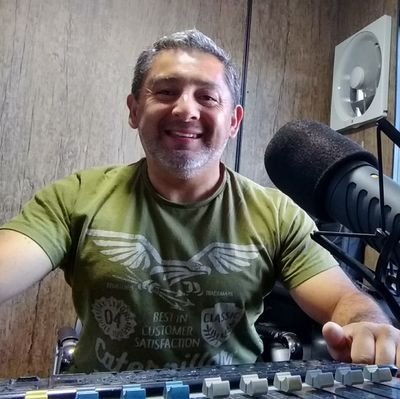 comunicador radial trabajo para Radio Edelweiss Temuco; conductor @Contraeltiempo_oficial   melomano a concho, fanatico de los asados y 200% albo de corazon!!!