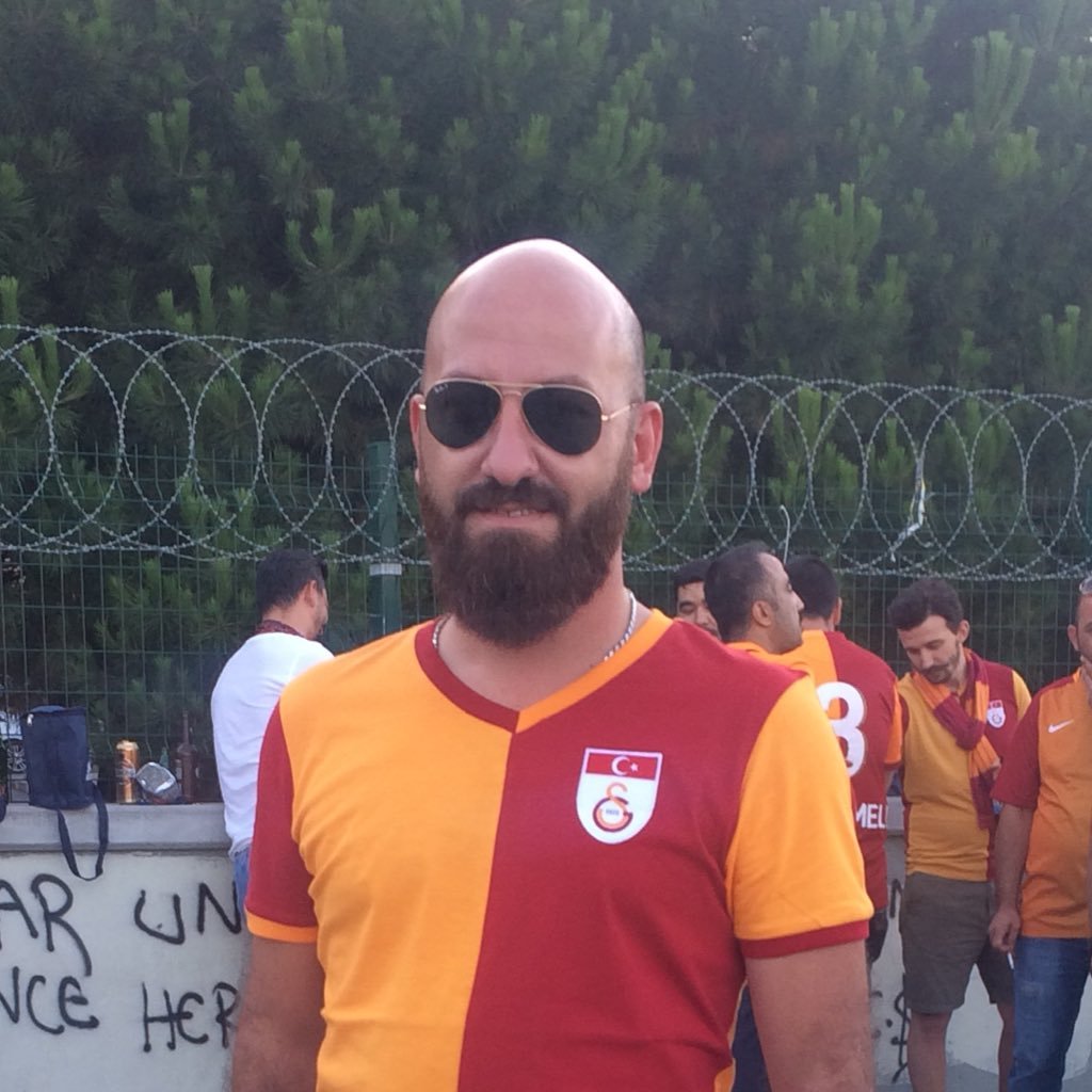 Nasıl ki bu milletin tacıdır Yıldızla Ay, yüksel taa arşa kadar Şanlı GALATASARAY