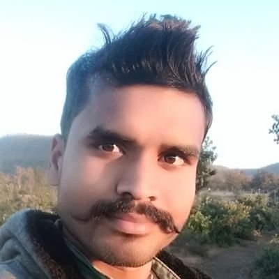 Kabil bno kabiliyat jhat marte huye piche piche aati h