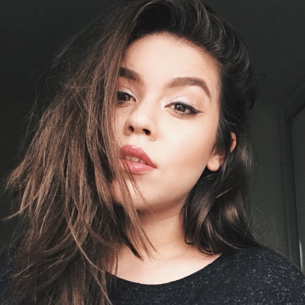 thamydesouza_'s profile picture. Difficult roads often leads to beautiful destinations✨