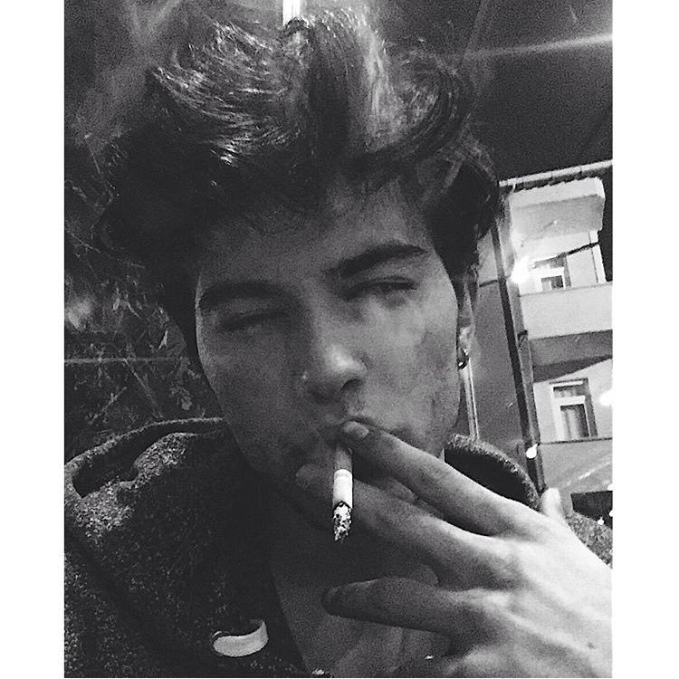 aemvzir's profile picture. «Fuir c'est pas être libre.» Dieu et génie à plein temps.