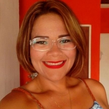 Acarigüeña, adoptada Valenciana, apasionada, madre, esposa, profesional... Enamorada de la vida. Empeñada en ser feliz!