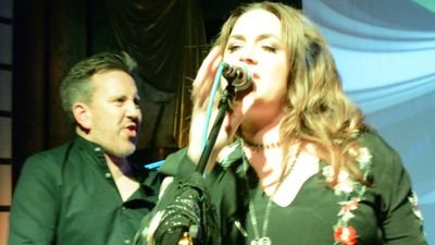 Singer with @Songbird_UK, a Fleetwood Mac tribute band. Co owner at Wendy House recording studio and mum to two fine musicians @promise_theory @EmilyandEryn_