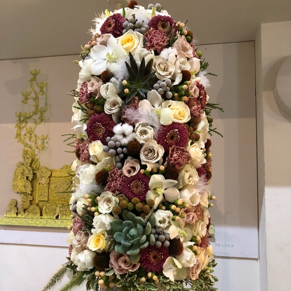 Flores, decoración, antigüedades, eventos..Especialistas en la decoracion floral de bodas y en el exorno de tronos y pasos en toda Andalucia. tlf 671619914