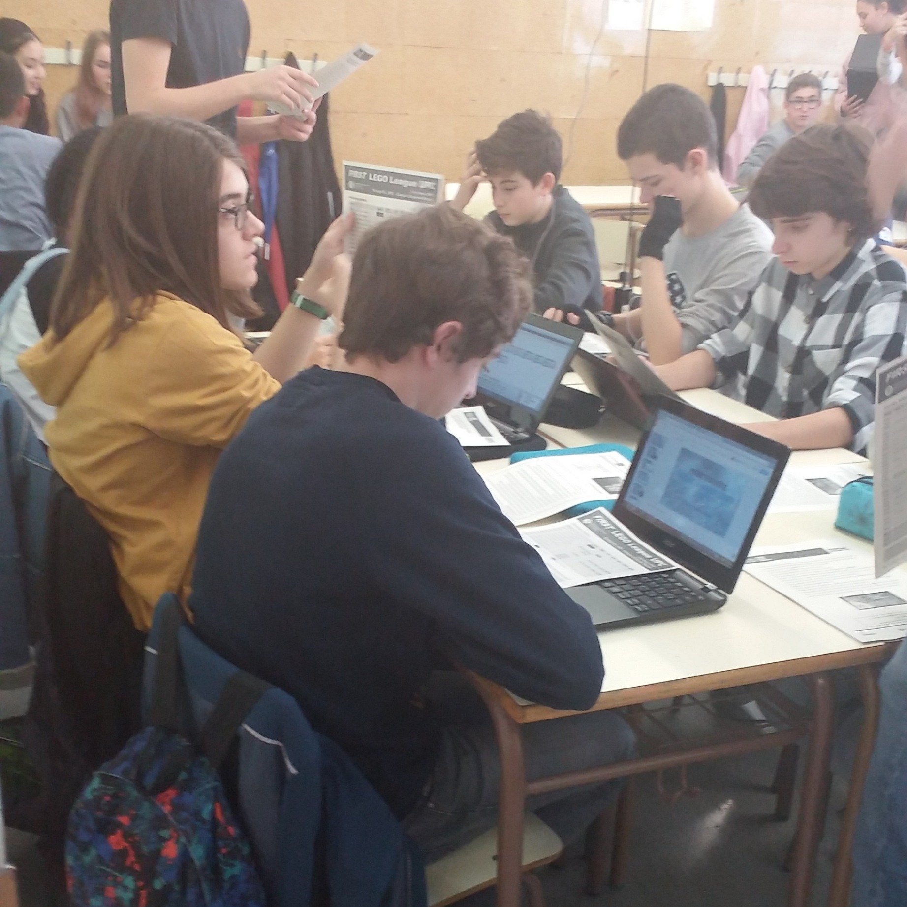 Som la Carla i la Cristina de 3r d'ESO, i a partir d'ara ens encarregarem d'informar-vos sobre l'actualitat del projecte First Lego League.