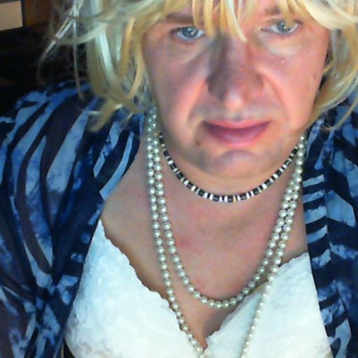 Ich wäre gerne eine Frau - daher die Liebe zur Damenwäsche.
I would like to be a woman - hence the love for lingerie.
