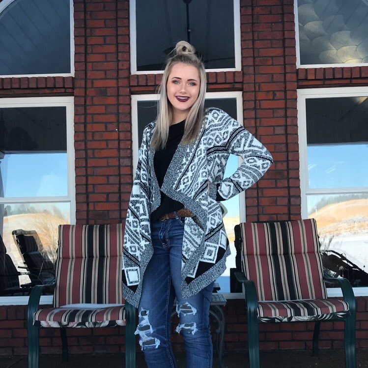 savanna17922416's profile picture. “ To be yourself in a world that constantly tells you who you should be is the greatest accomplishment “🌸