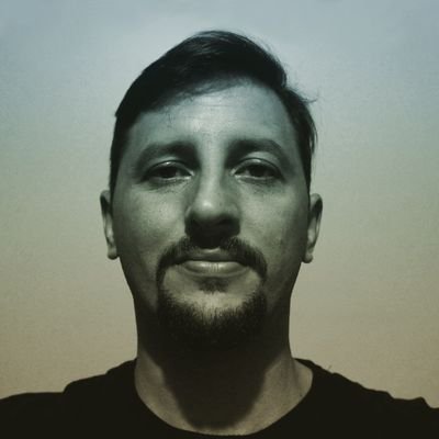 UX Designer na Üzzer, baterista sem banda, skatista suicida e pai da Malu.