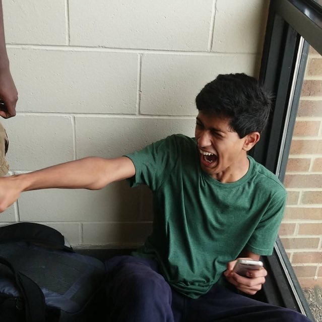 ojasdeshpande12's profile picture. i just use this to see Indian political leaders bite each others’ heads off