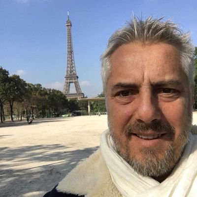 Partisant De La Je Le Suis Je m'appelle Jean Pierre Papet Jai 45 ans Je Vie A Paris  J'adore Les Voyage Et Les Animaux J'espère Me Faire Pleins D'amis 🇫🇷🇫🇷❤