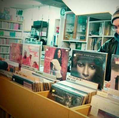 illdancemuzik's profile picture. 東京都狛江市にあるbarの店主。3児の父　　　
元日本語ラップを語る会カリスマ管理人
店では1980年〜2010年代の日本語の曲をよく流します。