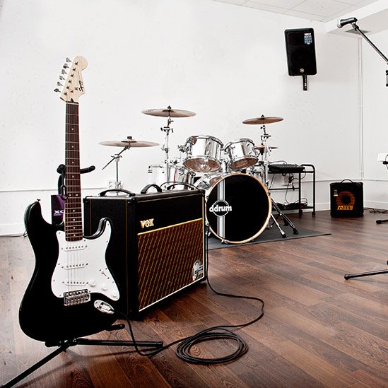 EmergentesEnfur's profile picture. Porque todas las bandas han sido alguna vez emergentes, y les han pagado con cerveza... Y todas necesitan un empujón, porque esto... amigo, esto no es fácil.