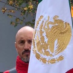 Mexicano, esquiador de Cross Country, corredor, nadador de aguas abiertas, amante de la vida y del deporte. Soñador profesional y conferencista.