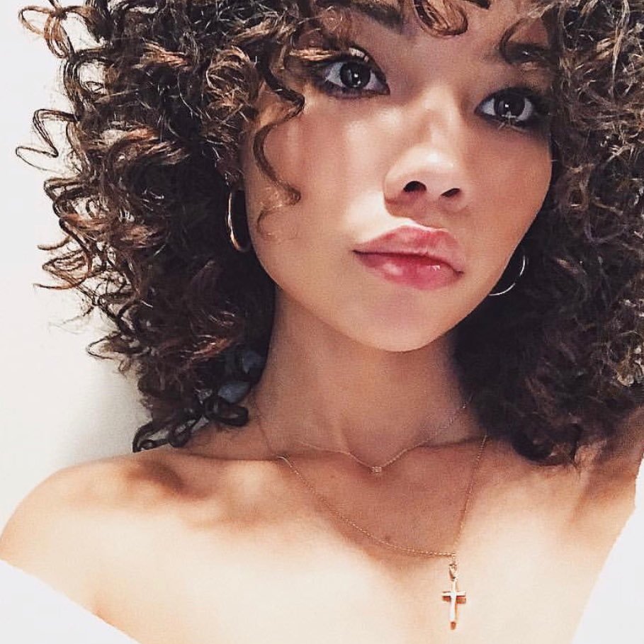 ⠀⠀⠀⠀ᴀɴ ᴀᴡᴋᴡᴀʀᴅ ᴛᴇᴇɴ ᴡʜᴏ's sᴏᴍᴇʜᴏᴡ ⠀⠀⠀⠀ʙᴇғʀɪᴇɴᴅᴇᴅ ᴀ ᴄᴏᴜᴘʟᴇ ᴘʏʀᴏᴍᴀɴɪᴀᴄs