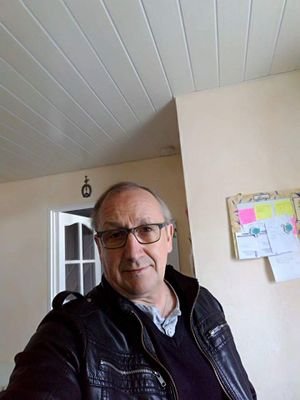 Ingénieur en bâtiment. J'aime mon pays la France et aussi la politique