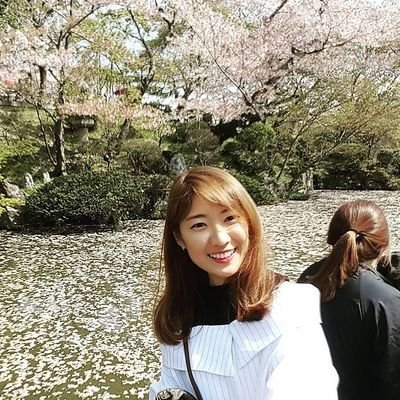 ละคร แซนดี้ ครูแสนดี 2568 แสนดี คืออดีตที่ถูกฝังไว้ใต้ผืนน้ำเค็มของ 'เกาะลัก' ที่ซึ่งโศกนาฏกรรมครั้งนั้นได้พรากทุกอย่างไป…ครูใหญ่ผู้เสียสละชีวิตปกป้องเด็กหญิงวัยสิบขวบ และพ่อที่ต้องชดใช้ความผิดในคุกมืด สิบปีแห่งการลี้ภัยในอเมริกา ไม่อาจล้างบาดแผลในใจ จนกระทั่งเธอกลับมาในนาม แซนดี้ ครูอาสาผมสีชมพูผู้เปี่ยมพลัง เธอแบกรับภารกิจจากครูเตือนใจในการดูแลเด็ก ป.6 ที่ใกล้หลุดจากระบบการศึกษา ด้วยวิธีการสอนสุดแหวกแนว "เรียนผ่านประสบการณ์จริง" ทว่าเมื่อความลับของตระกูลถูกเปิดโปง แซนดี้ต้องเผชิญหน้ากับคลื่นความเกลียดชังของชาวบ้าน ทางเดียวที่จะพิสูจน์คุณค่าของตัวเอง คือการนำพาเด็กทั้งหกคนให้ "ขึ้นฝั่ง" ได้อย่างปลอดภัย 1