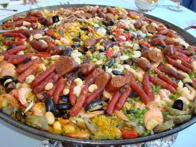 Some people make rice with things and call it paella. This account gathers some of the worst paellas found on the Internet. Arroz con cosas no es paella.