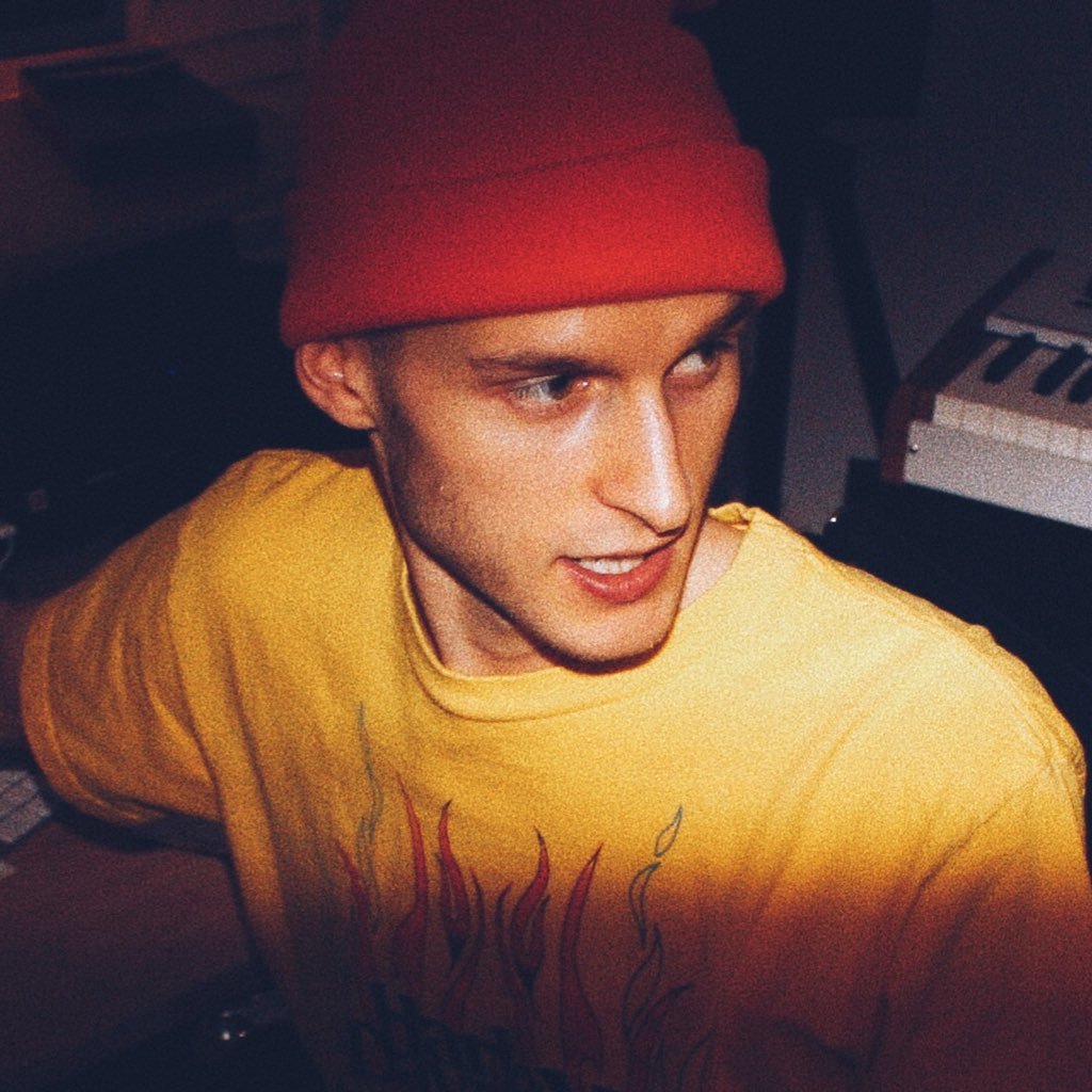 living life like it’s the sims // 1/2 of @theseigemusic