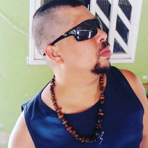 Trabalho, corro atras, o que Deus trás eu digo amém. Rico é o cara que com pouco vive bem