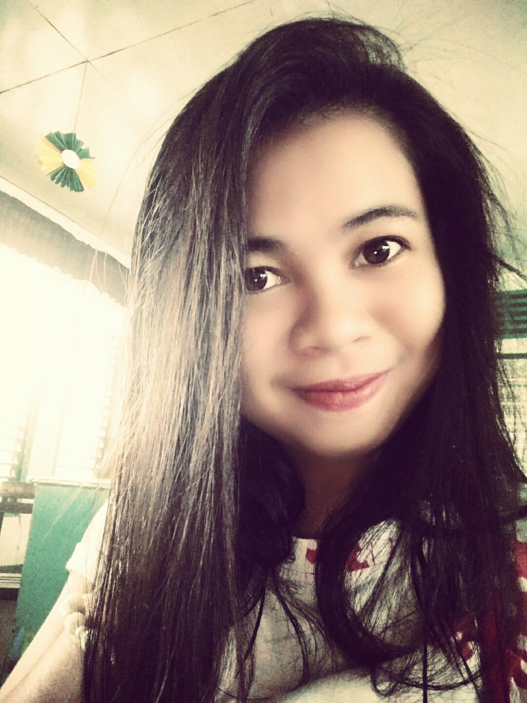 hilig mag drawing, loner, music lover, sweet, at higit sa lahat mabait.