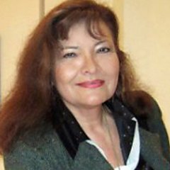 Cosmopolita, escritora, artista visual, traductora.