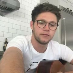 hi, no me sigas, sigue a @outoftheliam ella te devolverá el follow ahre.