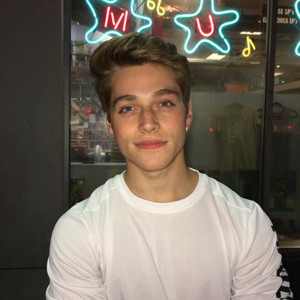 ivcrson's profile picture. i’m gay and rennan’s