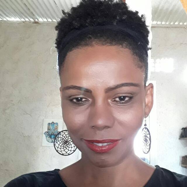 Falar de mim é fácil... Sou, como todo mundo, sonhadora, romântica, lutadora e tudo aquilo que qualquer mulher é Sei muito bem o que quero e costumo chegar lá.