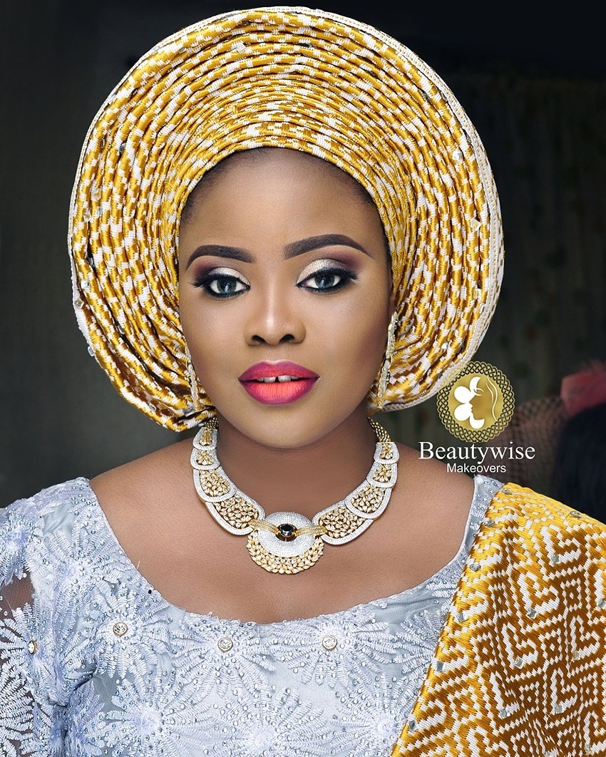 Jokelinks is a brand that specializes in the production of Asooke. Jokelinks Weaving School offers the best weaving classes in Nigeria.
