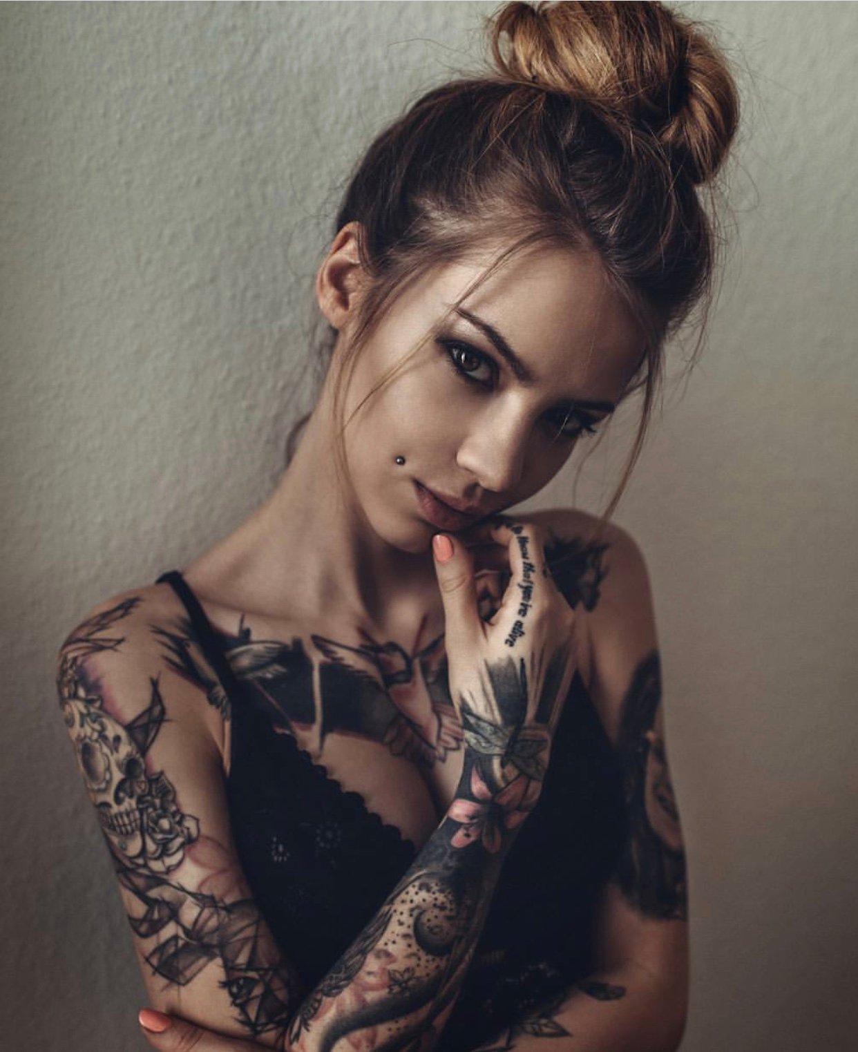 QueenJezebel_'s profile picture. "Don't underestimate my strength just because I'm short. I'm a daughter of a god but let's not ruin the fun by me saying who my father is"  semi  descriptive