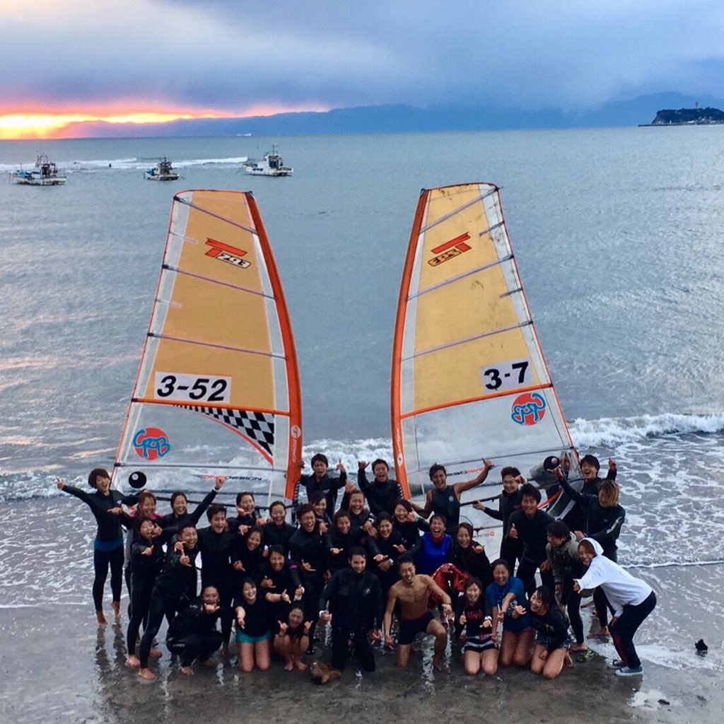 2018年 明学にウィンドサーフィンサークルが復活✨どの大学も99%が初心者スタートなので、大学生活楽しみながら日本一を目指せる超充実なスポーツ！毎週日曜、鎌倉の材木座海岸で青学と合同で活動しています🌺(@aguwindsurfing) 興味を持った1年生はDMへ！#春から明学 #明学サークル