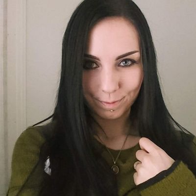 hiisivie's profile picture. graphic designer | HEMA enthusiast | reenactor | metalhead | wife | catmom