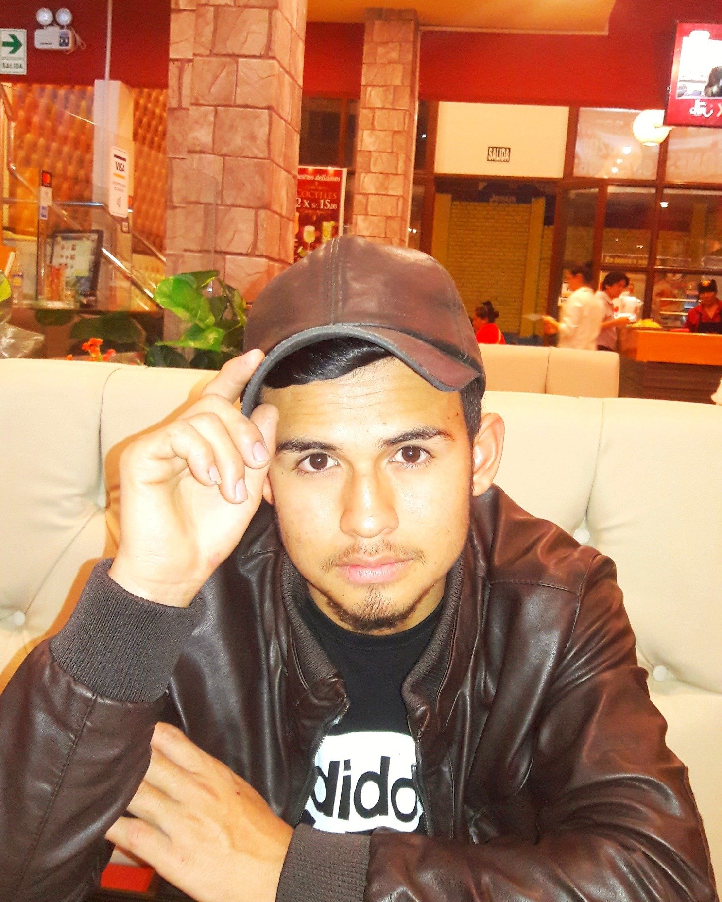 18 años // Capricornio // Soltero // Estudiante de Ingeniería Civil // Fiel // 0 agarres //