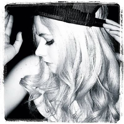 This Is For Avril Lavigne She Has Helped Me Get Through Alot Of Tough Times In My Life Thank You Avril Lavigne You Saved Me I Love You ★Keep On Rockin★