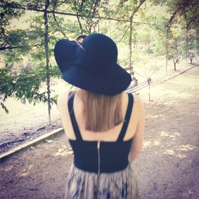 Writer and poet, passionate English teacher, editor for @TulpaMagazine. Also a professional daydreamer. Working on my #YAnovel and #poetry book. #LoveOzYA
