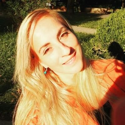 Estudiante de letras UNR. Mama full time, y un poco de todo amante del cine, los libros, la familia, los amigos y mis perros y gatos. ♥