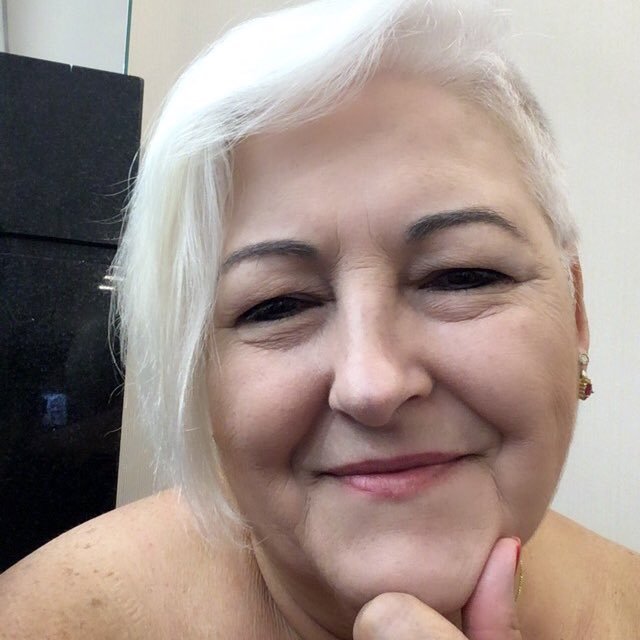 Tere uma pessoa feliz com o que tem !!! mas na luta em busca de realizações de novos sonhos 😍