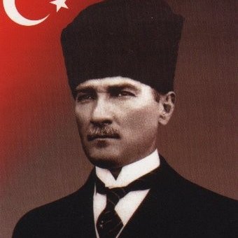 Mustafa Kemal'in Askeri, iyi insan olma yolculuğunda, okumayı sever, tarih ve özellikle Türk tarihi meraklısı, güzel sanatlar ve müzik alanında yetenekli...