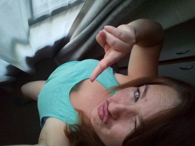 Mamá de Matías y Marcelo. Estilista de profesión. Alegre, optimista, buena persona y como toda mujer coqueta.