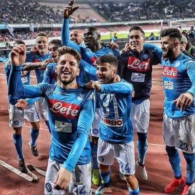 sono meridionale napoletano amo il mare il sole l'onesta' la trasparenza le persone che ti guardano in faccia il mio lavoro...........e IL NAPOLI !!!!!!!!💙💙💙