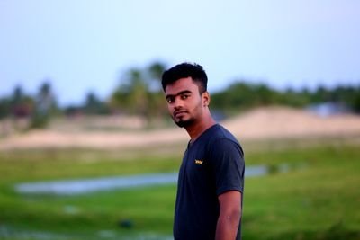 Vithu9001's profile picture. இங்க_படிச்சவனும் அறிவாளியும் இல்லை  படிக்காதவனும் முட்டாள் இல்ல  😉😉