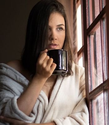 amoraesalencar's profile picture. uma velhinha lendo o jornal do mês passado.