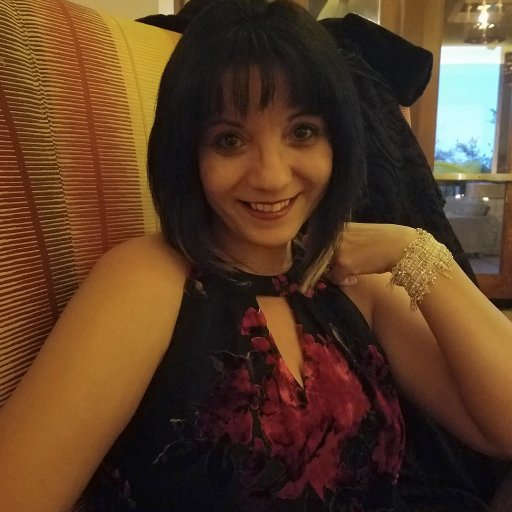 #Author. Happily married, I love coffe and daydreams. Aliens, vampires, dragons and anything fantasy are my favorites, so I write about them.