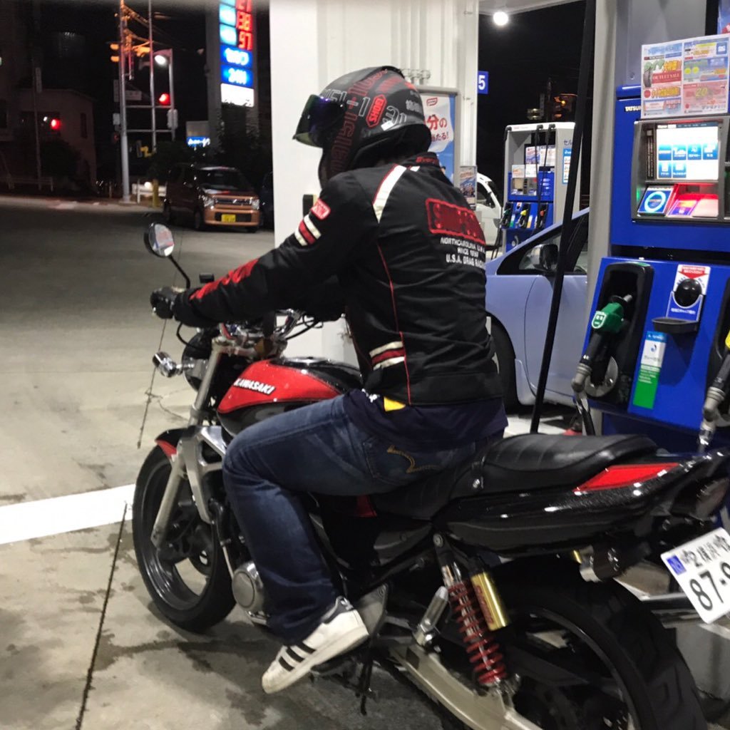 バイクをいじってニヤニヤしてる奴です^_^