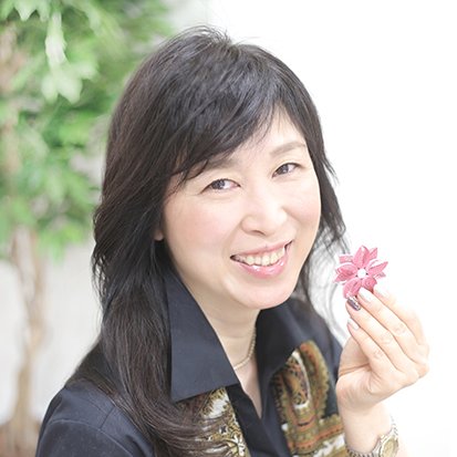 kikkisnest's profile picture. 札幌市でペーパークイリングやペーパークラフトの教室を主宰しています。紙の魅力をお伝えするべく日々奮闘中。ボタニカルクイリング・ジャパン®︎認定インストラクター。