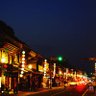 ZnN8baKT96zRCYM's profile picture. 蔵造り商家の町並みが今も残る商店街。
約100軒の商店が立ち並ぶ川越一番街商店街は、土蔵造りの店舗（店蔵）である「蔵造り」の建物が今も残り、「小江戸」のイメージを最も強く印象付ける場所です。
江戸時代から明治にかけて商業都市として栄えました。
自主協定の景観ルールをつくり、実践して「まちづくり」に取り組んでまいりました