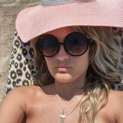 Sanaa93845304's profile picture. Don't let yourself be controlled by three things: people👪, money💰or past experiences 👍