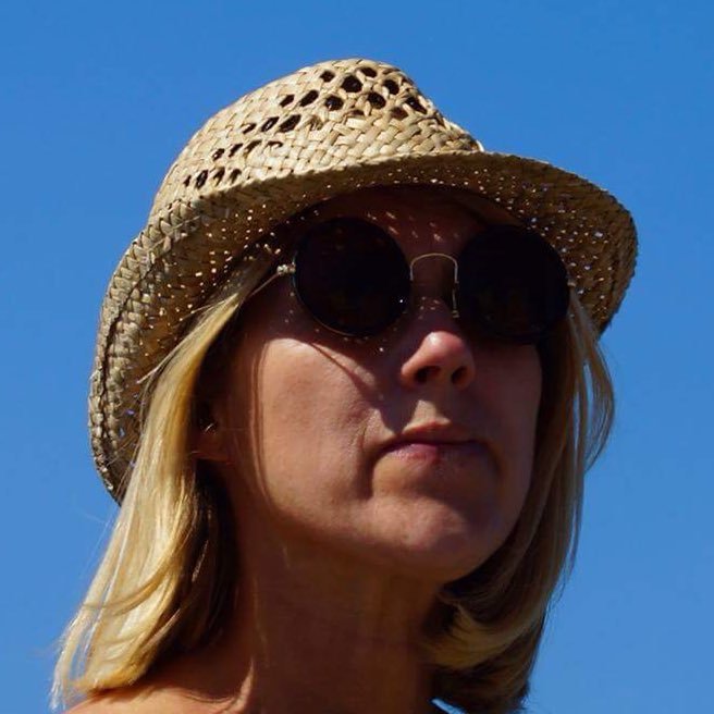 Likes long walks, sewing, making and decorating cakes. Being with my family and friends and above all having a good giggle.